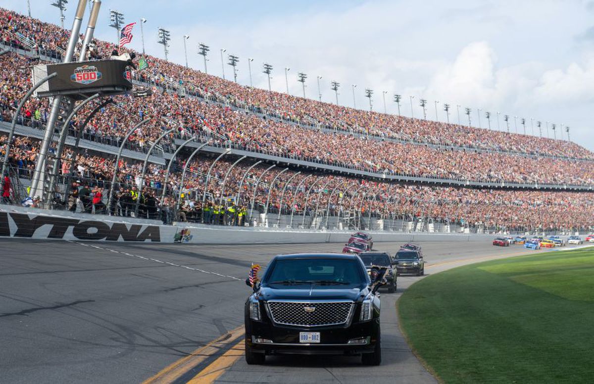 FOTO + VIDEO Donald Trump a dat o tură cu „The Beast” la NASCAR