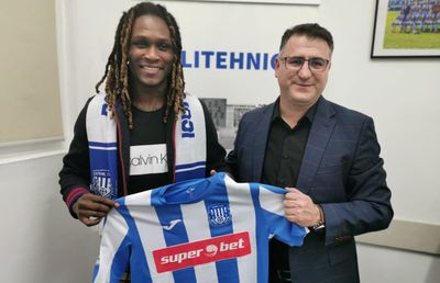 OFICIAL Habib Habibou a semnat cu Poli Iași! Detaliile contractului + atacantul a apărut la prezentare ca Bob Marley