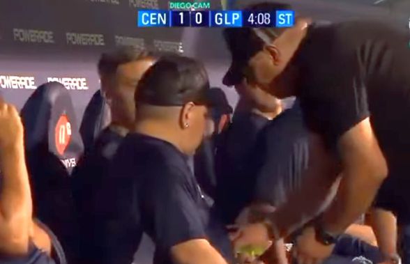 VIDEO Moment ciudat cu Diego Maradona pe bancă! A primit un pliculeț, iar colaboratorii l-au ascuns de camere