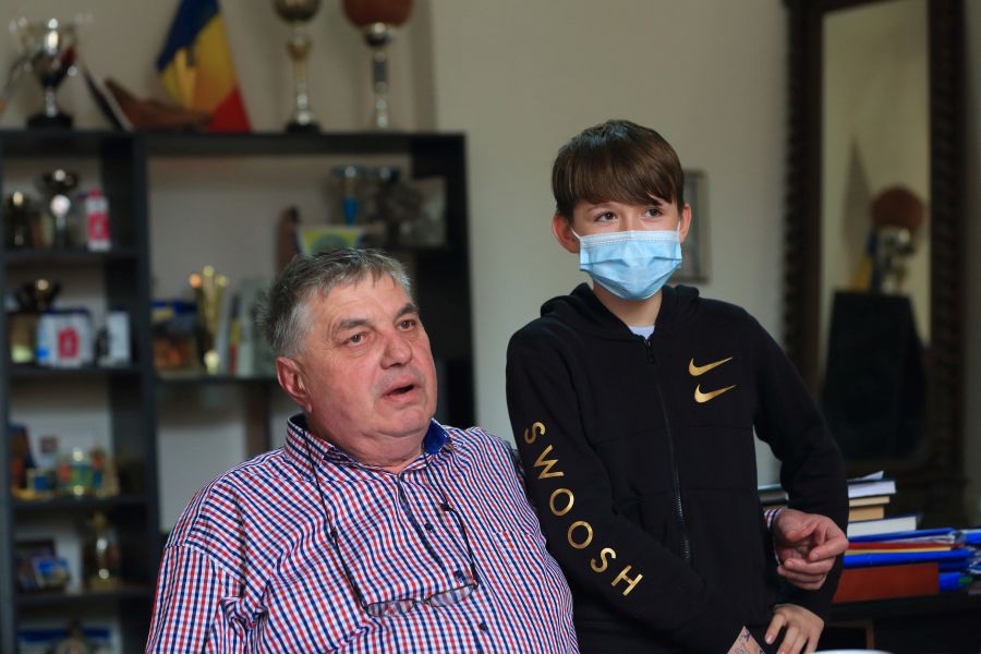 Directorul Constantin Gherghe, alături de fratele lui Octavian Popescu Directorul Constantin Gherghe, alături de fratele lui Octavian Popescu