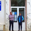 Constantin Gherghe (în stânga imaginii), directorul Liceului Tehnologic Nucet, unde învață Octavian Popescu