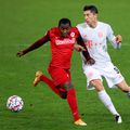 Mohamed Camara, în duel cu Robert Lewandowski