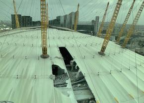 Furtună devastatoare în Marea Britanie » Acoperișul unui stadion uriaș din Londra a fost distrus