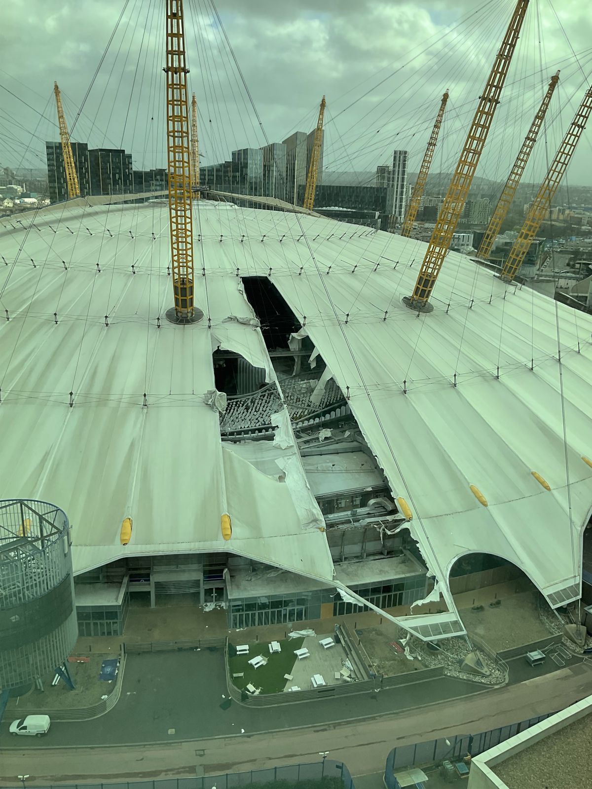Acoperiș arena O2, distrus de furtună