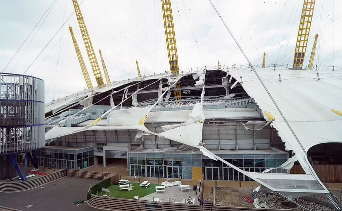 Acoperiș arena O2, distrus de furtună