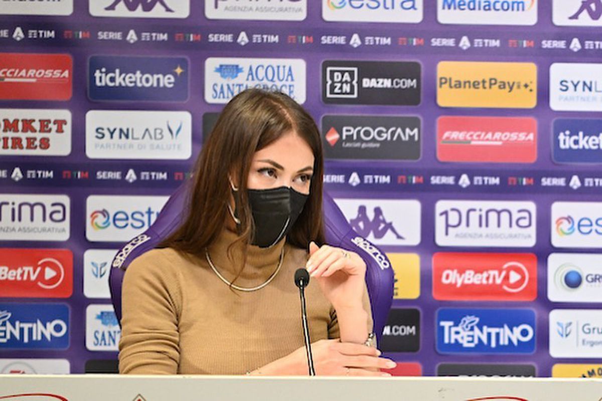 Nu și-a putut lua ochii de la ea! Noul atacant al Fiorentinei, vrăjit de ofițerul de presă