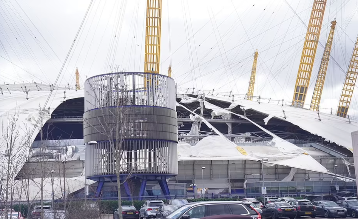 Acoperiș arena O2, distrus de furtună