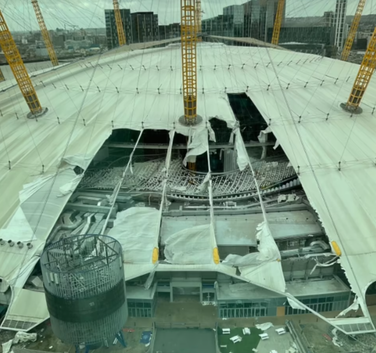 Acoperiș arena O2, distrus de furtună