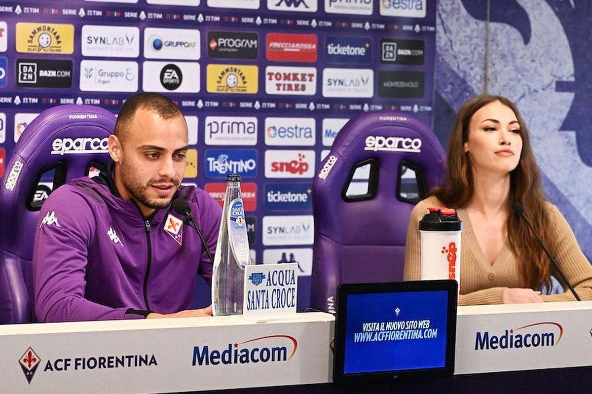 Nu și-a putut lua ochii de la ea! Noul atacant al Fiorentinei, vrăjit de ofițerul de presă