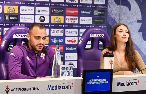 Nu și-a putut lua ochii de la ea! Noul atacant al Fiorentinei, vrăjit de ofițerul de presă