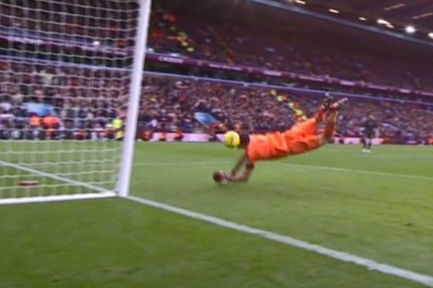 Emiliano Martinez, portarul lui Aston Villa, a devenit ținta glumelor pe internet după meciul cu Arsenal, câștigat de „tunari” cu 4-2.