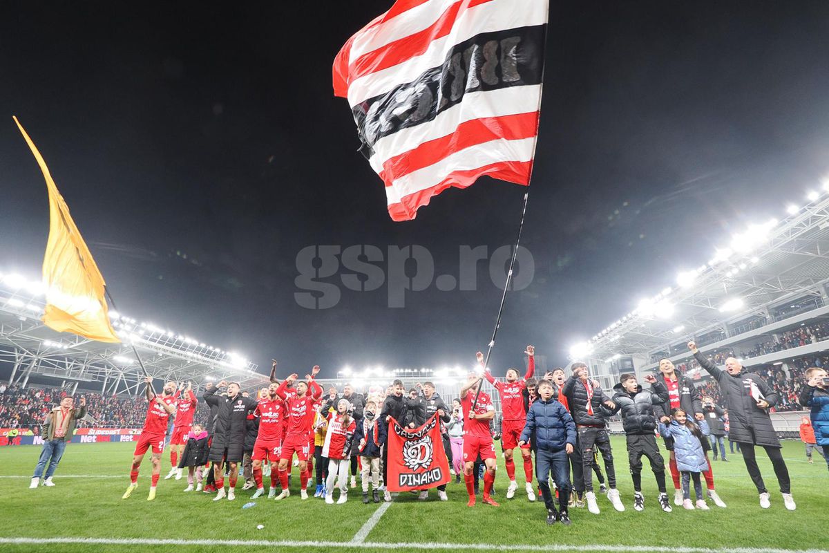 Cu steaguri uriașe pe gazon, în fața PCH » Imagini surprinse imediat după Dinamo - Oțelul