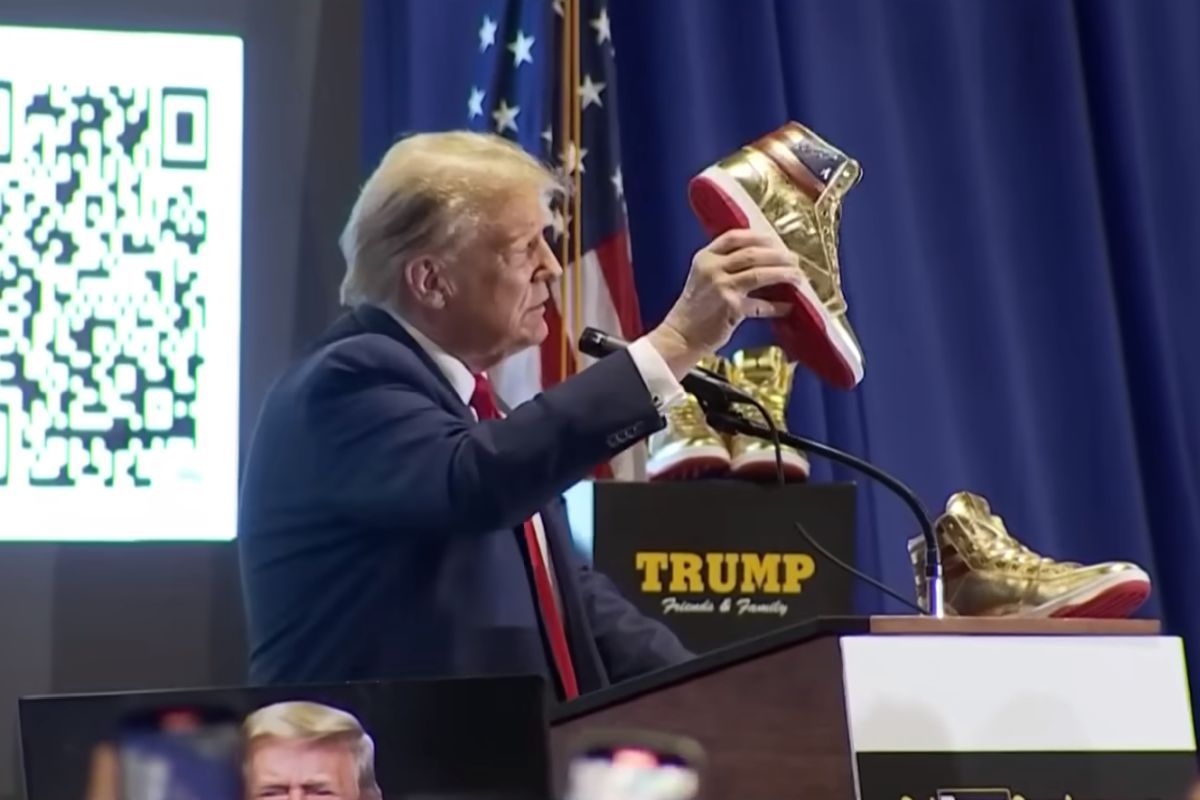 Donald Trump a lansat o linie de încălţăminte » Cât costă pantofii sport aurii