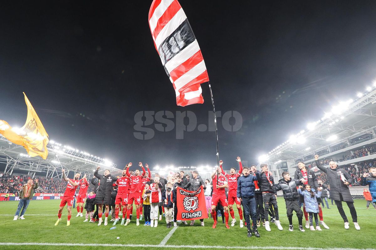 Cu steaguri uriașe pe gazon, în fața PCH » Imagini surprinse imediat după Dinamo - Oțelul