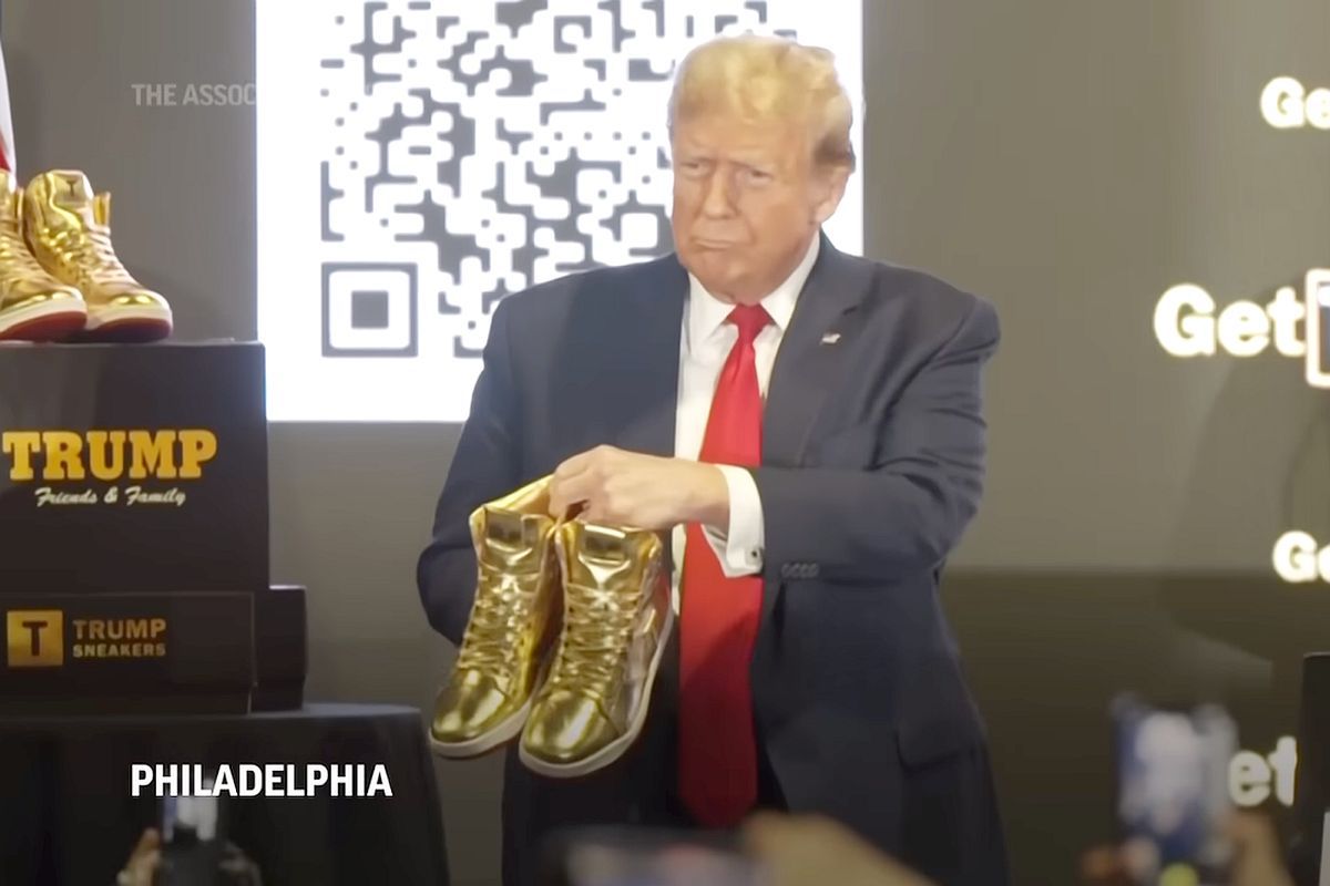 Donald Trump a lansat o linie de încălţăminte » Cât costă pantofii sport aurii