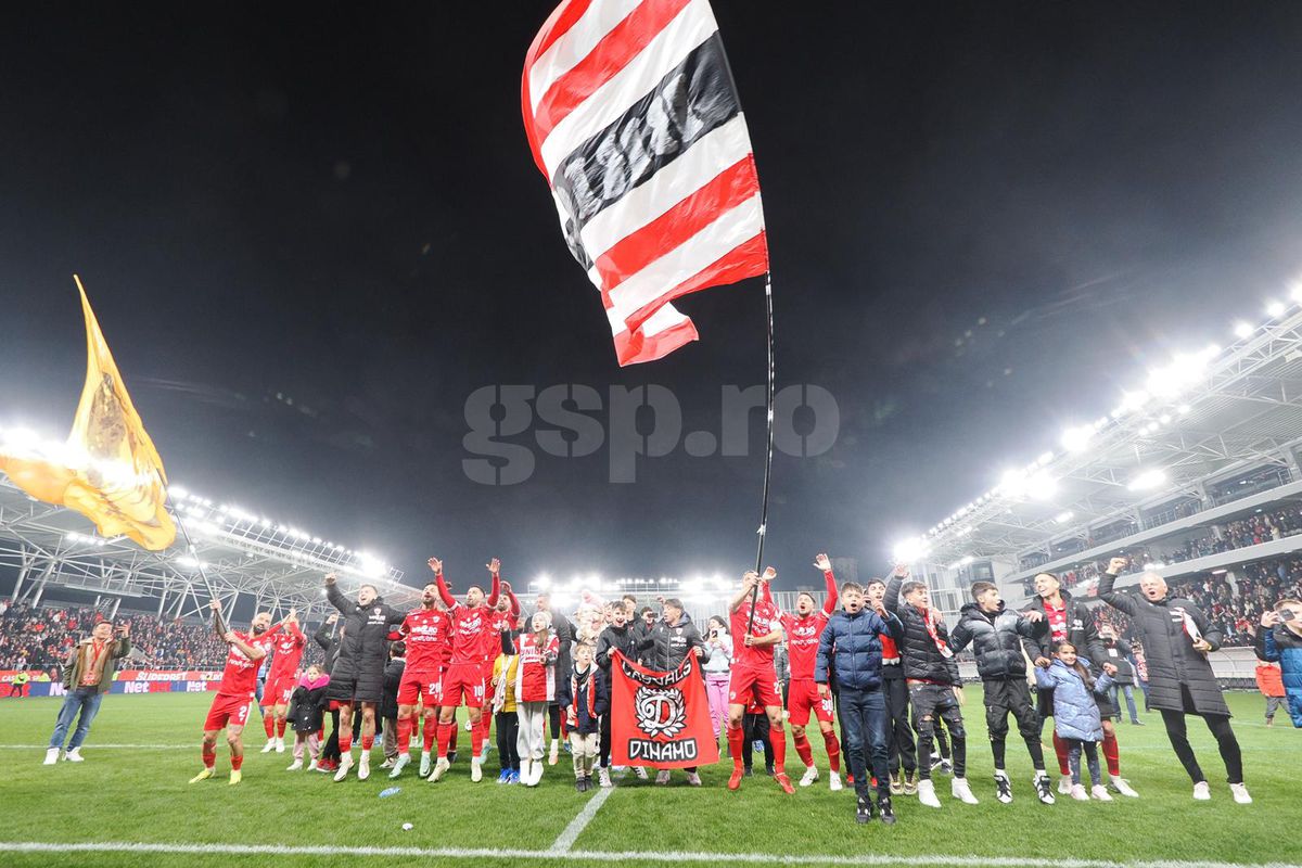 Cu steaguri uriașe pe gazon, în fața PCH » Imagini surprinse imediat după Dinamo - Oțelul