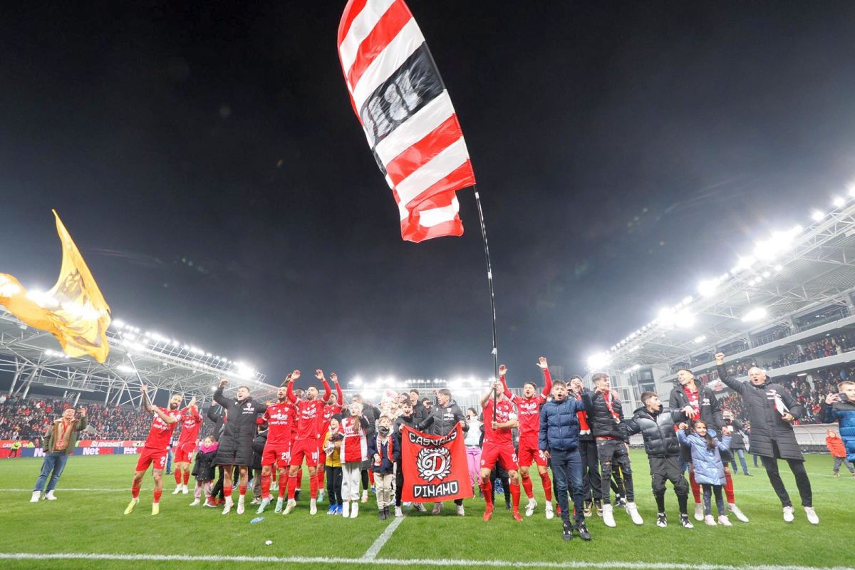 Cu steaguri uriașe pe gazon, în fața PCH » Imagini surprinse imediat după Dinamo - Oțelul