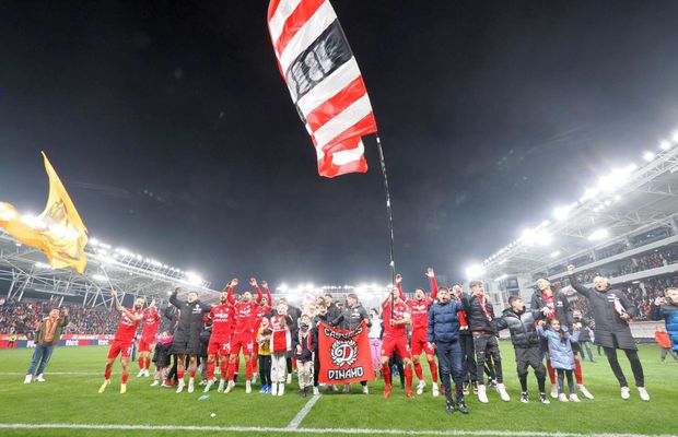 Cu steaguri uriașe pe gazon, în fața PCH » Imagini surprinse imediat după Dinamo - Oțelul