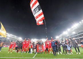 Cu steaguri uriașe pe gazon, în fața PCH » Imagini surprinse imediat după Dinamo – Oțelul