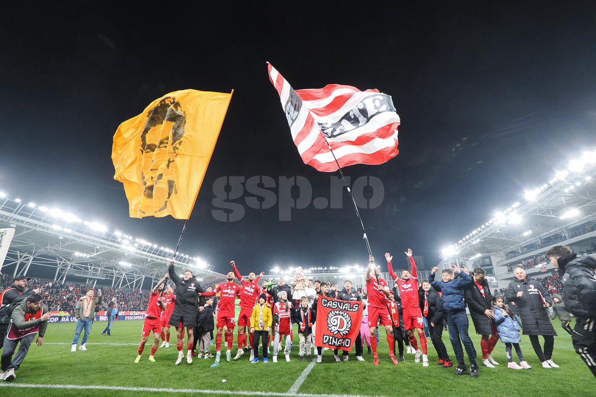 Cu steaguri uriașe pe gazon, în fața PCH » Imagini surprinse imediat după Dinamo - Oțelul