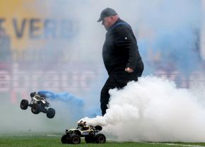 Teroarea „teleghidatelor” cu fumigene. Alt meci înterupt în 2. Bundesliga