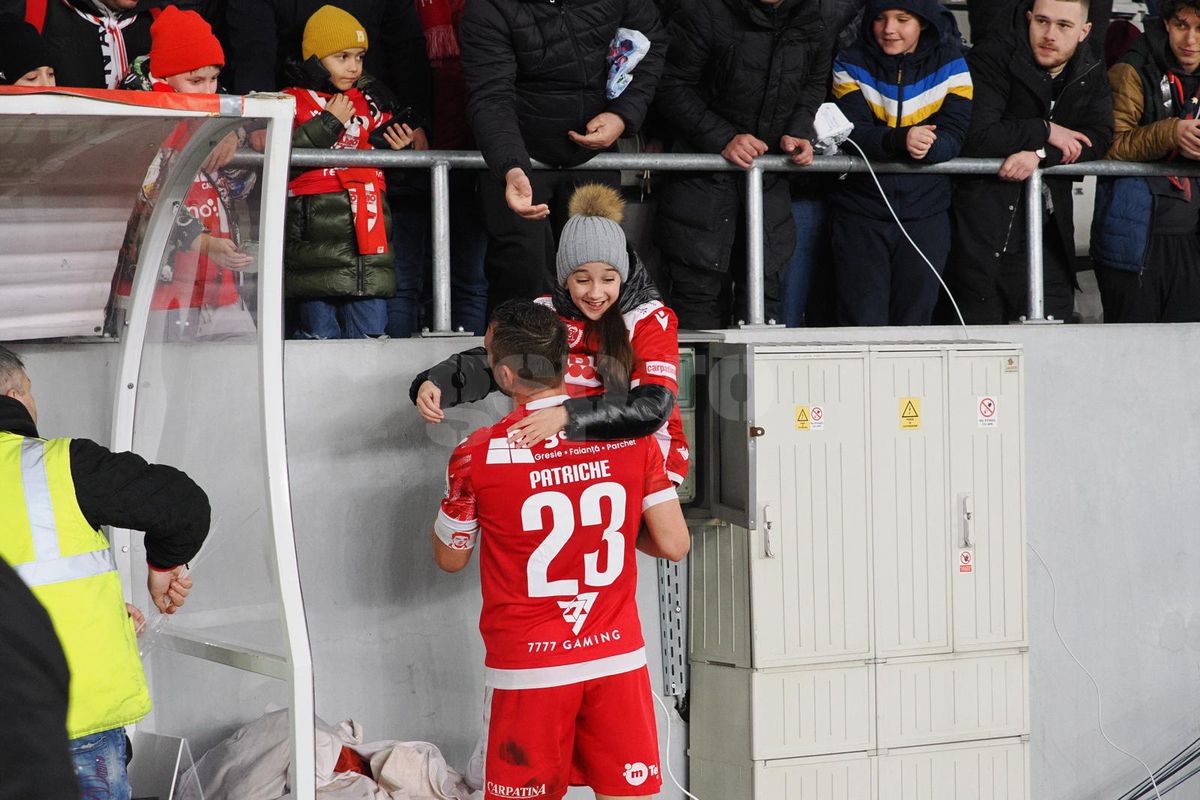 Cu steaguri uriașe pe gazon, în fața PCH » Imagini surprinse imediat după Dinamo - Oțelul