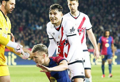 Andrei Rațiu, în duel cu Raphinha // foto: Imago Images