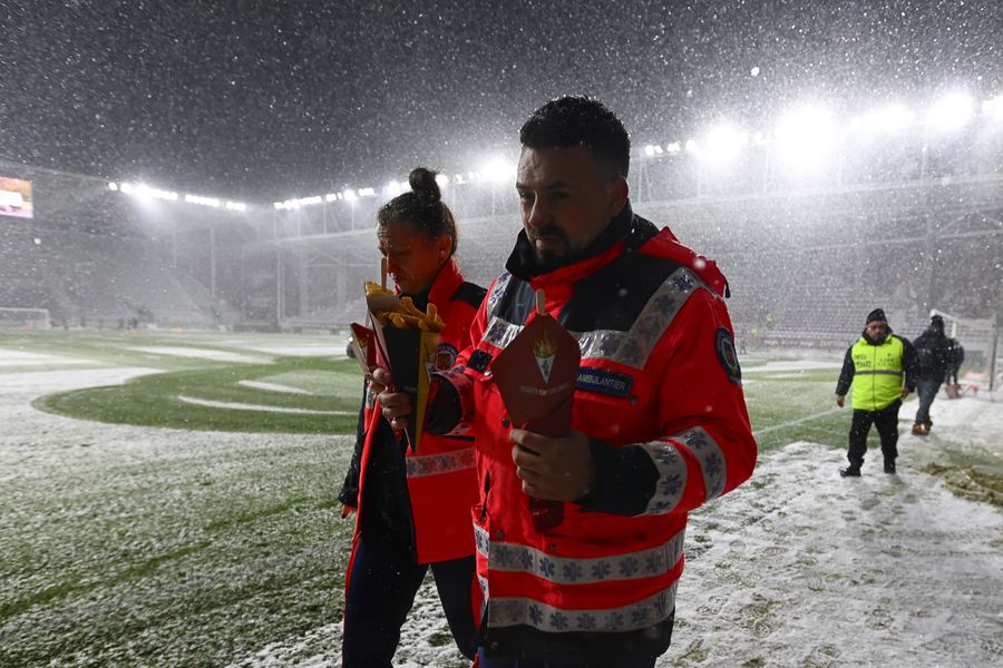 Medicii de pe ambulanță au luat cina la stadion. Foto: Eduard Vînătoru, GSP 7 momente inedite de la Rapid - FC Botoșani » Gestul hazliu al lui Leo Grozavu la adresa lui Marius Șumudică și revederea foștilor colegi în Giulești