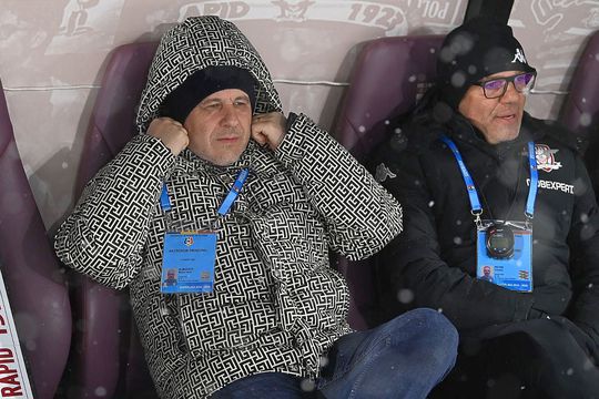 Marius Șumudică înaintea fluierului de start în Rapid - FC Botoșani. Foto: Eduard Vînătoru, GSP