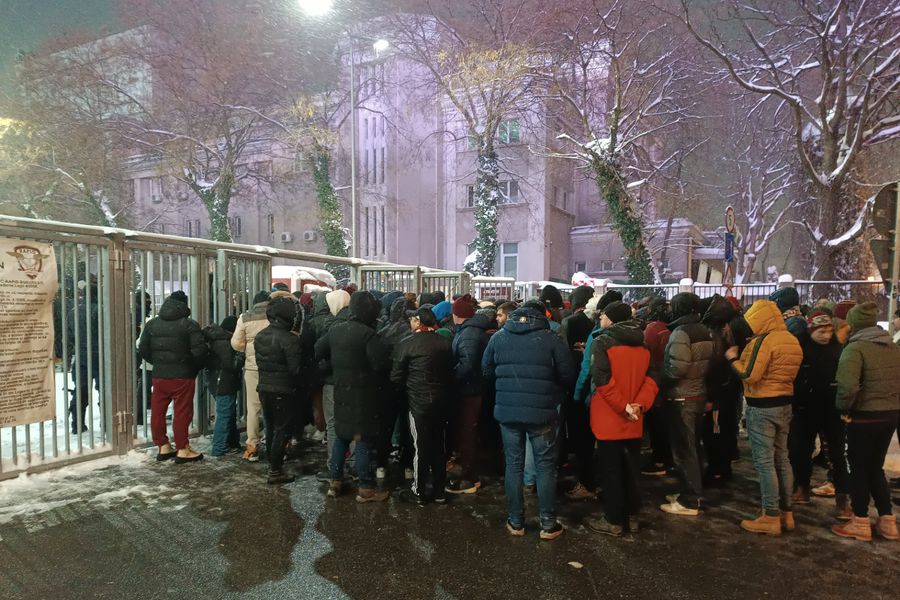 A fost control intens la porțile de acces ale stadionului. Foto: GSP 7 momente inedite de la Rapid - FC Botoșani » Gestul hazliu al lui Leo Grozavu la adresa lui Marius Șumudică și revederea foștilor colegi în Giulești