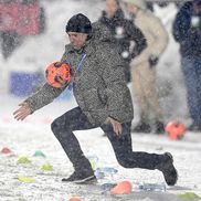 Leo Grozavu și Marius Șumudică înaintea fluierului de start al meciului Rapid - FC Botoșani. Foto: Eduard Vînătoru, GSP