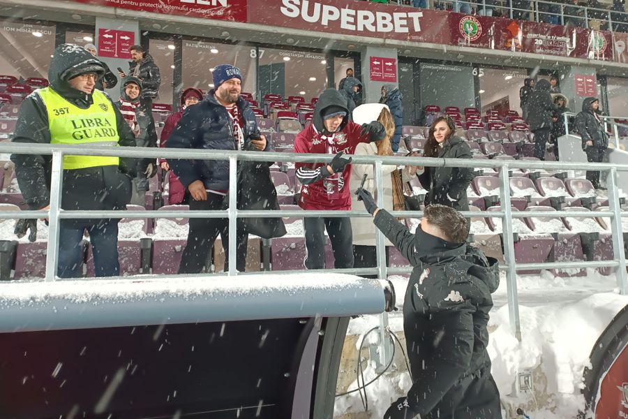Cristi Săpunaru le-a făcut pe plac suporterilor. Foto: GSP 7 momente inedite de la Rapid - FC Botoșani » Gestul hazliu al lui Leo Grozavu la adresa lui Marius Șumudică și revederea foștilor colegi în Giulești