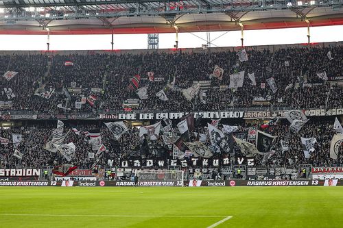 Doi spectatori au ajuns la spital după ce un spectator a căzut din tribuna stadionului din Frankfurt. Foto: Imago