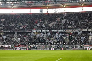 Accident grav în Bundesliga: a căzut de la tribuna superioară peste alți spectatori