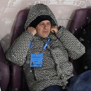 Leo Grozavu și Marius Șumudică înaintea fluierului de start al meciului Rapid - FC Botoșani. Foto: Eduard Vînătoru, GSP