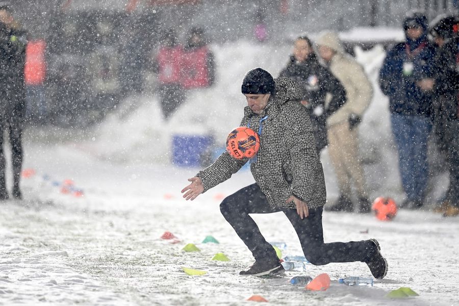 Leo Grozavu și stopul pe piept încercat în meciul Rapid - FC Botoșani. Foto: Eduard Vînătoru, GSP 7 momente inedite de la Rapid - FC Botoșani » Gestul hazliu al lui Leo Grozavu la adresa lui Marius Șumudică și revederea foștilor colegi în Giulești