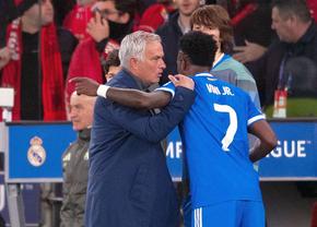 Jose Mourinho dezvăluie ce i-a zis lui Vinicius, între patru ochi, și acuză: „Arbitrul avea o hârtiuță. Știți ce scria pe ea?”