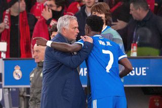 Jose Mourinho dezvăluie ce i-a zis lui Vinicius, între patru ochi, și acuză: „Arbitrul avea o hârtiuță. Știți ce scria pe ea?”