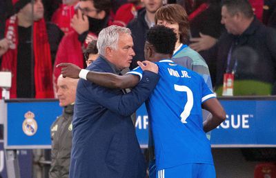 Jose Mourinho dezvăluie ce i-a zis lui Vinicius, între patru ochi, și acuză: „Arbitrul avea o hârtiuță. Știți ce scria pe ea?”