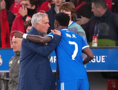 Jose Mourinho dezvăluie ce i-a zis lui Vinicius, între patru ochi, și acuză: „Arbitrul avea o hârtiuță. Știți ce scria pe ea?”