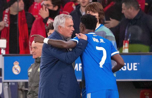 Jose Mourinho dezvăluie ce i-a zis lui Vinicius, între patru ochi, și acuză: „Arbitrul avea o hârtiuță. Știți ce scria pe ea?”