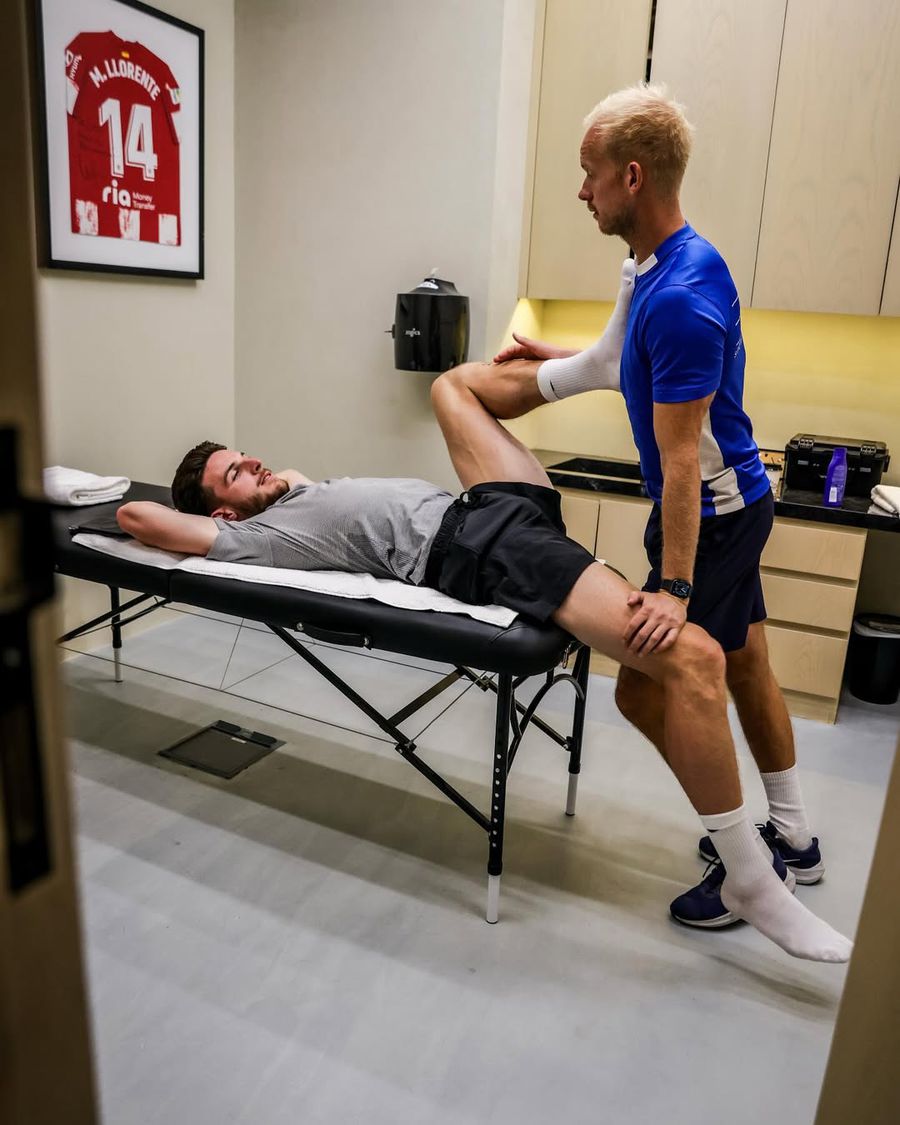 Bowman, aici alături de Declan Rice // foto: Instagram @ chris_elitedxb Înainte de Dinamo, George Pușcaș se recuperează cu specialistul din Formula 1: i-a tratat și pe Balotelli și Declan Rice