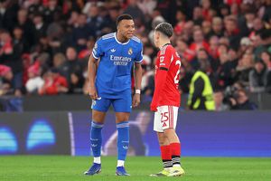 „Ești un nenorocit de rasist!” » Surprins de camere, Mbappe și-a continuat tirada la interviu: „Nu merită să joace în Champions League!”