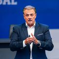 Dani Coman va asculta dialogul dintre Petrescu și arbitrii de la VAR cu Kyros Vassaras / foto: FRF