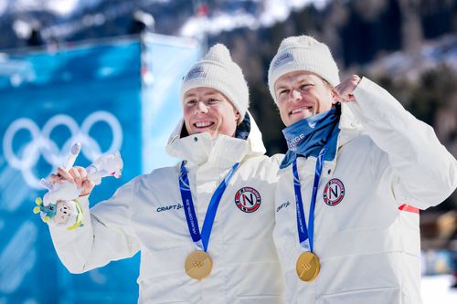 Johannes Klaebo și Einar Hedegart (Norvegia), aur olimpic la schi fond, sprint masculin pe echipe / Foto: Imago Images