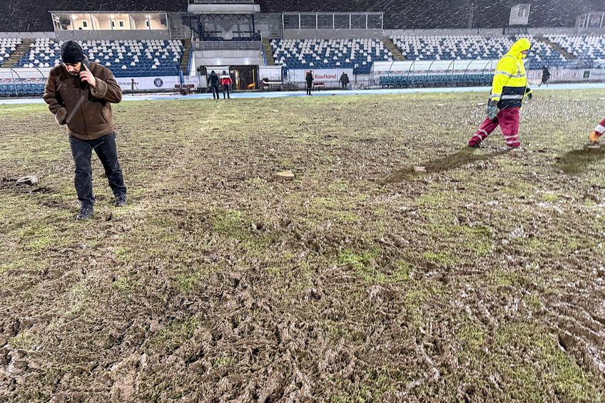 Gazonul arenei din Iași, distrus complet. Foto: Ovidiu Minea (GSP)
