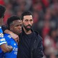 Vinicius, calmat aici de antrenorul Alvaro Arbeloa // foto: Guliver/gettyimages
