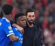 Vinicius, calmat aici de antrenorul Alvaro Arbeloa // foto: Guliver/gettyimages