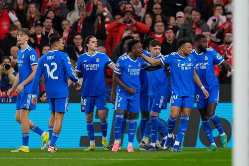 Albastrul le-a purtat marți noroc celor de la Real Madrid, învingători cu 1-0 contra Benficăi, în play-off-ul de Champions League / Foto: Imago
