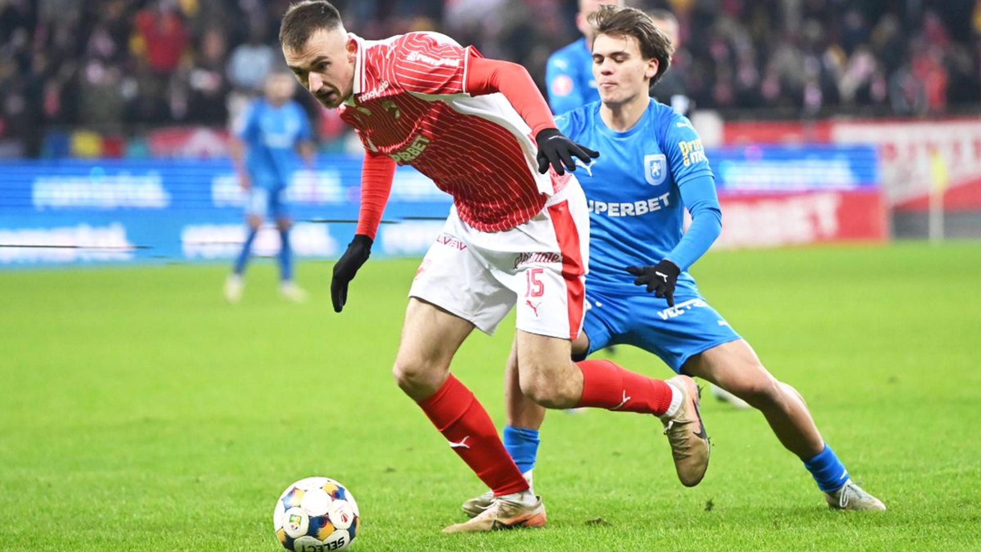 Jucători Dinamo și Universitatea Craiova în acțiune pe teren, evidențiind lot echipe și joc defensiv ofensiv echilibrat în meci intens. | sursa foto: Gazeta Sporturilor